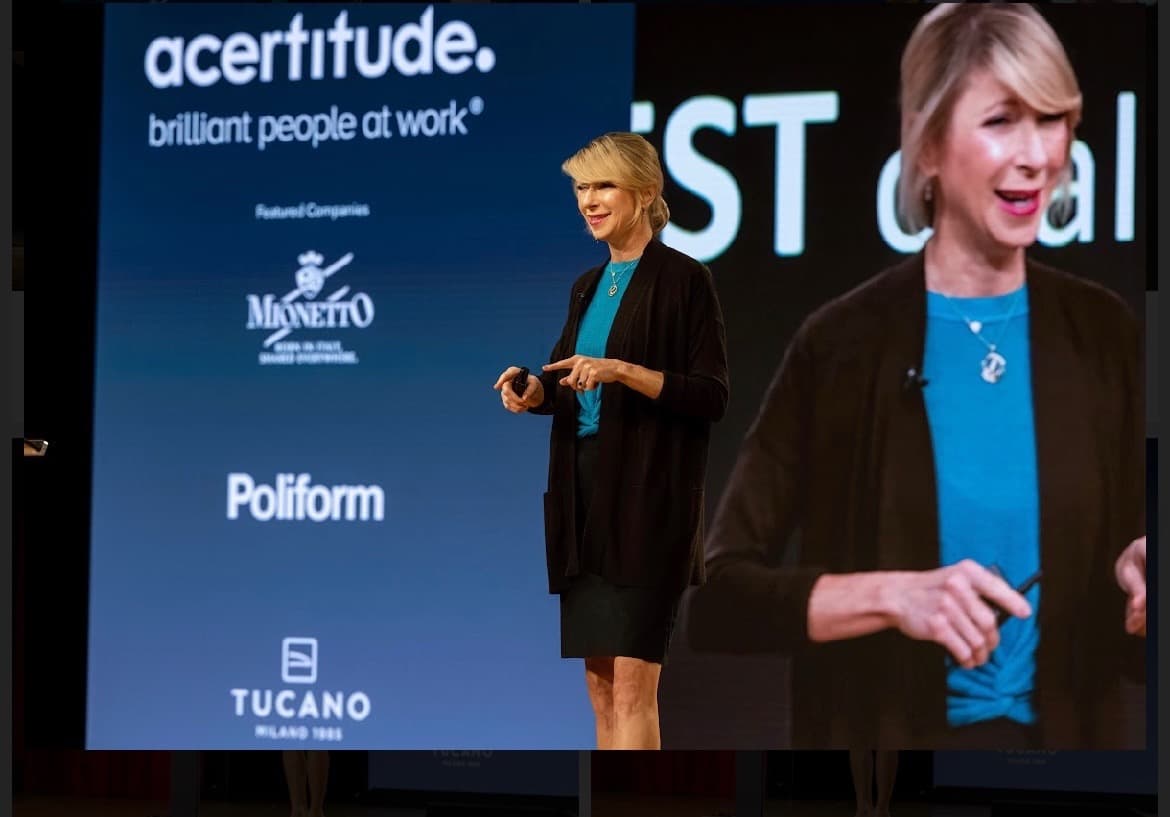 Amy Cuddy pointing during a keynote